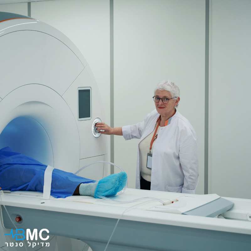 בחור בתחילת בדיקת MRI לערמונית, בהשגחת טכנאית מקצועית, כחלק מתהליך אבחון בריאותי מתקדם בBMC מדיקל סנטר.