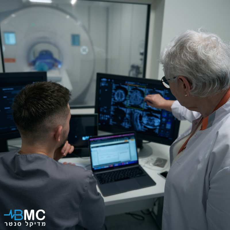 בחור מסתכל על תוצאות בדיקת MRI למוח, בהשגחת טכנאית מקצועית, כחלק מתהליך אבחון בריאותי מתקדם בBMC מדיקל סנטר.