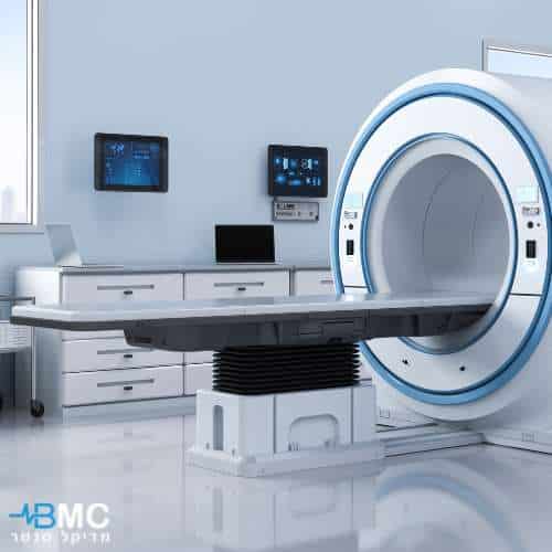 התמונה מציגה את חדר הבדיקות של מכשיר ה-MRI, הכולל טכנולוגיה מתקדמת ואבזור מודרני. מכשיר ה-MRI משמש לבדיקות הדמיה בלתי פולשניות לאבחון מדויק של בעיות רפואיות שונות. הציוד מאפשר להפיק תמונות באיכות גבוהה ובדיוק מירבי, התורם לאבחון קליני מקיף ומקצועי.