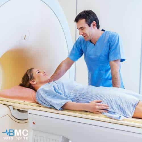 בדיקת MRI היא אמצעי הדמיה מתקדם לאבחון מדויק של מצבים רפואיים שונים, תוך שימוש בטכנולוגיה מגנטית מתקדמת ללא קרינה. הבדיקה מאפשרת אבחון יעיל של בעיות מוח, שרירים, פרקים ורקמות רכות אחרות.